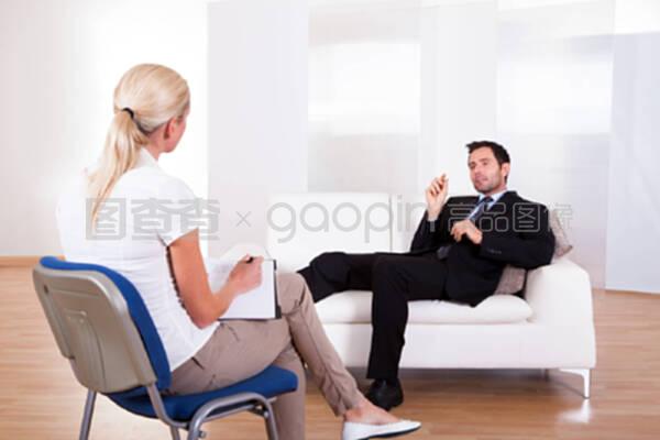 和精神病醫(yī)生談話的人